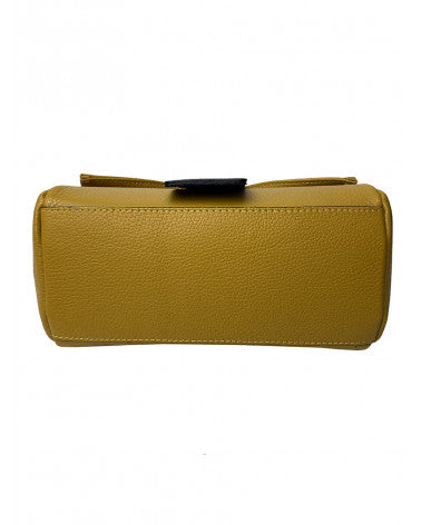 Bottom view of Italian leather handbag by Fior di Loto displaying structured base and quality Italian craftsmanship.