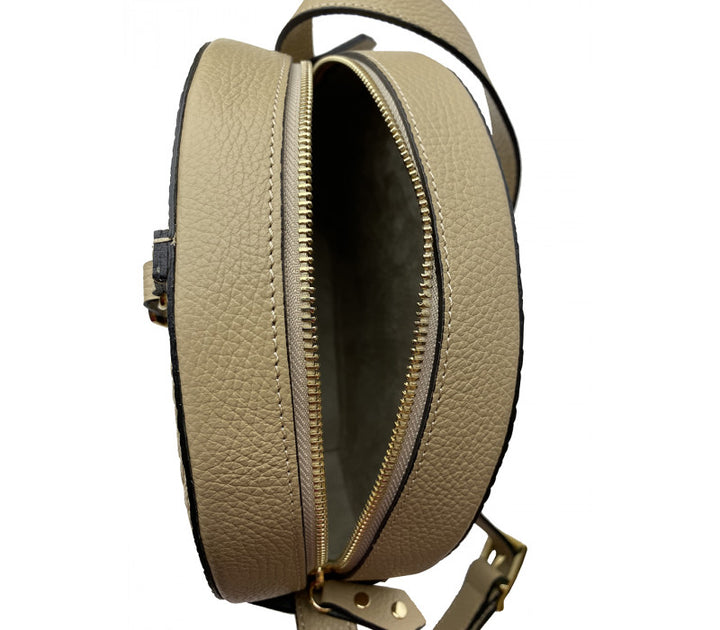 Close-up of top zipper detail on Italian round straw and leather crossbody bag by Fior di Loto, showing quality Italian craftsmanship.